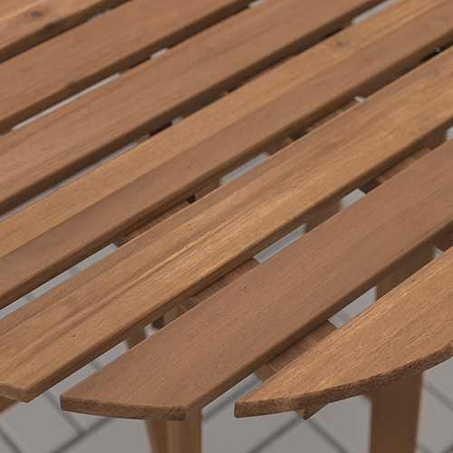 Primer plano de la mesa de madera lisa y con listones, bien elaborada con un acabado fino.