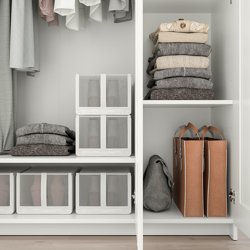 Armario bien organizado con estantes para ropa doblada, cajas para accesorios y ganchos para colgar prendas. Incluye herraje de seguridad.