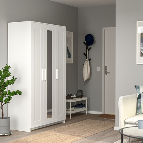 Moderno armario BRIMNES blanco con puerta de espejo al lado de la entrada, diseño elegante.