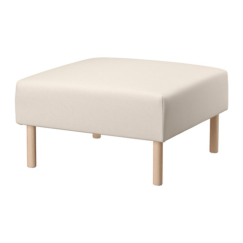 Una otomana cuadrada de color claro llamada LILLEHEM, con una cubierta de tela extraíble sobre cuatro patas de madera.