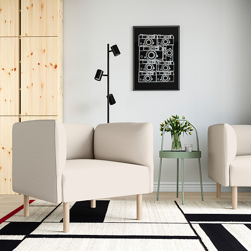 Sala de estar moderna con sofá LILLEHEM, alfombra geométrica y arte fotográfico.