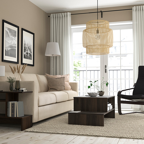 Salón minimalista con sofá beige, mesa de centro de madera, sillón negro, gran ventanal y lámpara colgante. Paredes beige y alfombra neutra.
