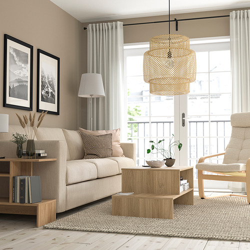 Moderno salón con sofá beige, mesa de centro HOLMERUD y gran lámpara colgante.