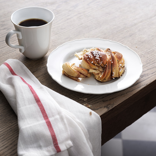 Bollo de canela y café con azúcar.