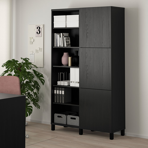 Armario de almacenaje BESTÅ de ikea negro con estantes abiertos y cerrados.