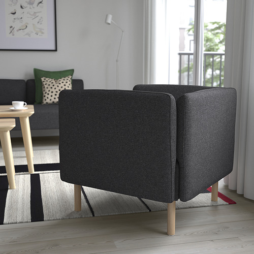 Moderno salón con sofá LILLEHEM gris oscuro, alfombra de rayas blancas y negras y gran ventanal.
