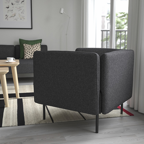 Sala de estar moderna con sofá lillehäm gris oscuro, sillones y mesa de madera. Ambiente acogedor y contemporáneo.
