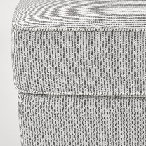 Primer plano de muebles tapizados a rayas con costuras y texturas cuidadas.