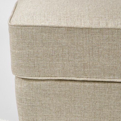 Primer plano de un reposapiés acolchado de color beige bien elaborado con costuras finas y textura afelpada.