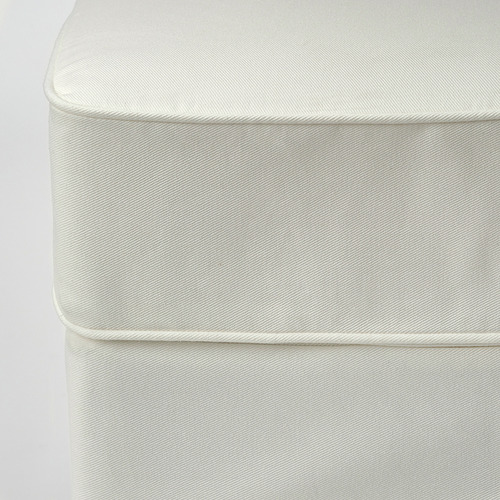 Primer plano de la tela de sofá blanca y limpia con ribetes y pliegues detallados, que muestran calidad y textura.