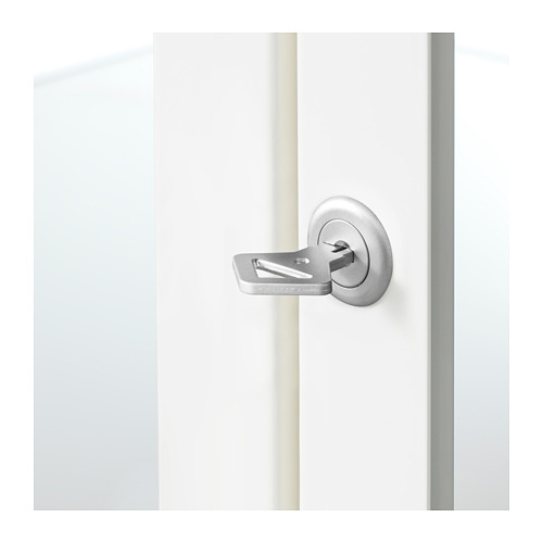 Cerradura plateada en un armario con puerta de cristal blanco, con un diseño claro y una construcción robusta para mayor seguridad y visibilidad.