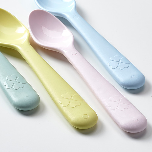 Cuatro cucharas de colores para niños. Plástico suave y duradero, diseñado con fácil agarre.