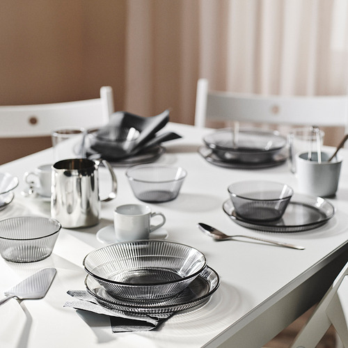 Cristalería HAVSGÄDDA gris con platos y cuencos, perfectamente dispuesta, apta para lavavajillas, apilable.