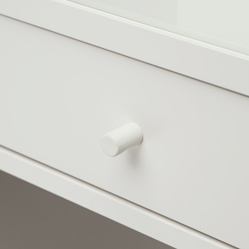 Cómoda blanca con pomos de cristal