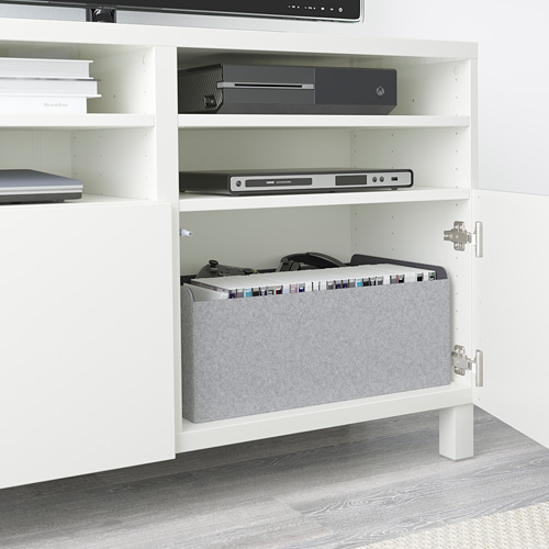 Mueble de TV blanco BESTÅ con estantes ajustables, que alberga un reproductor multimedia, una consola de juegos y una papelera de almacenamiento.