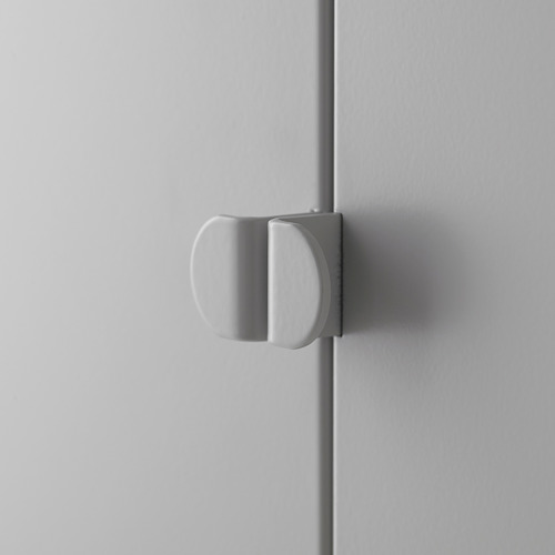 Una manilla de puerta elegante y moderna hecha de metal con un suave recubrimiento de polvo gris. Está unido a una puerta lisa de color claro.