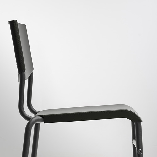Moderno taburete apilable con estructura de acero y asiento reciclado.