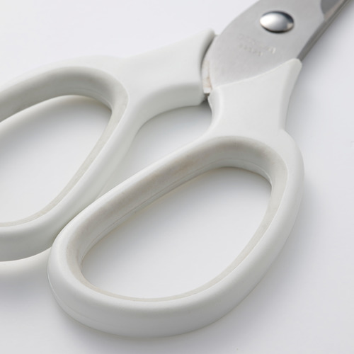 Un par de tijeras de acero inoxidable con mango blanco, diseñadas para uso tanto para diestros como para zurdos, que descansan sobre una superficie blanca.