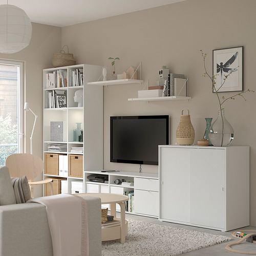 Sala de estar moderna con unidades de almacenamiento VIHALS blancas, tv, sofá beige y elementos decorativos.