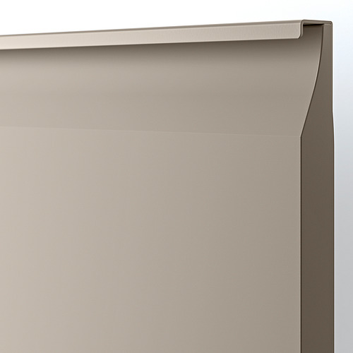 Primer plano de una elegante puerta de armario de cocina beige con un acabado liso y tirador integrado, que muestra un diseño y una artesanía de alta calidad.