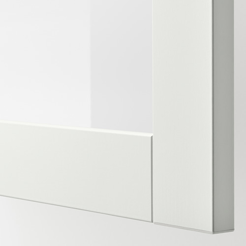 Primer plano de un elegante armario blanco con bordes lisos y puerta de cristal transparente, que muestra su diseño moderno.