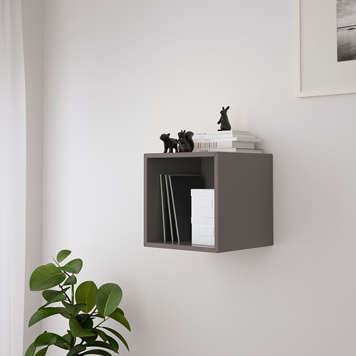 Muestra un mueble EKET de pared con objetos de almacenamiento y decoración.