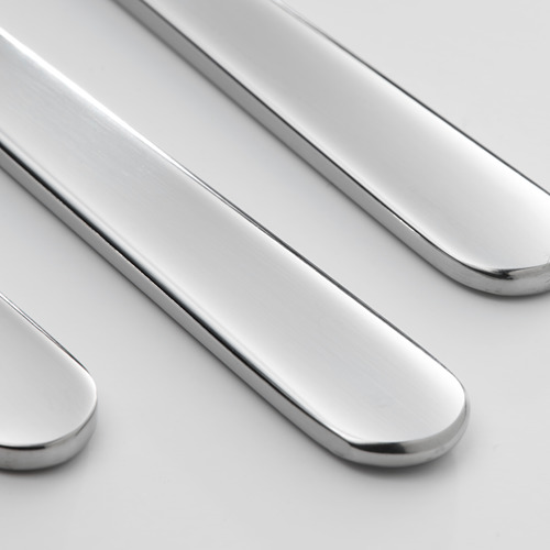 Primer plano de cuchillos elegantes y pulidos, reflectantes de la luz, fabricados en acero inoxidable brillante.