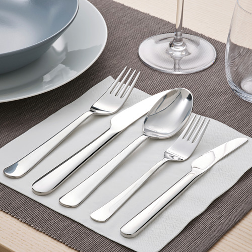 Cubiertos colocados en la mesa: cuchillo, tenedor, cuchara, plato, vaso, servilleta.