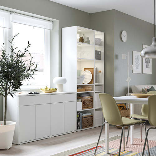 Cocina moderna con almacenamiento VIHALS blanco, sillas verdes, mesa de comedor y gran ventanal.