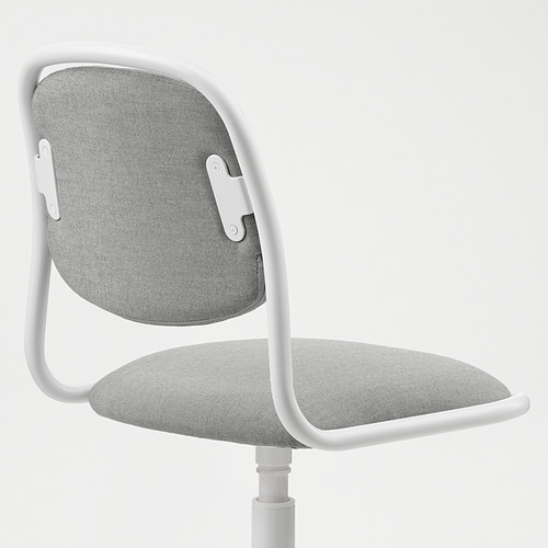 Moderna silla de oficina blanca con asiento y respaldo acolchados, diseño minimalista.