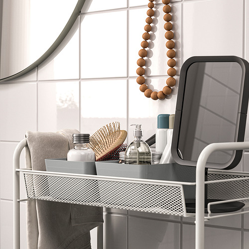 Estante metálico con jabón y cepillo para el cabello, espejo y azulejos.