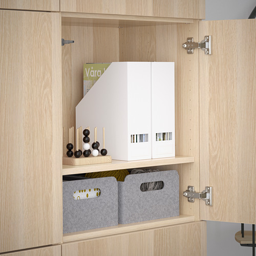 Mueble de madera con estantes ajustables, papeleras grises y organizador blanco. Bisagras de cierre suave visibles.