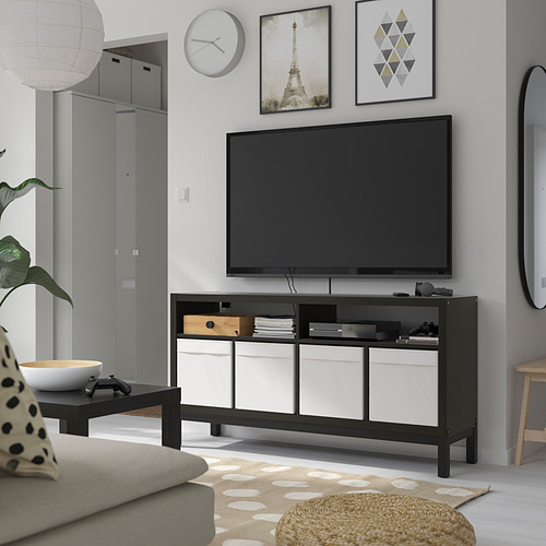 Sala de estar moderna con banco de TV KALLAX en blanco y negro, diseño elegante, carcasa electrónica, ubicada entre el sofá y la decoración de la pared.
