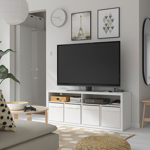 Banco de tv KALLAX en color blanco con cajones, sofá gris, mesa de centro y tv.