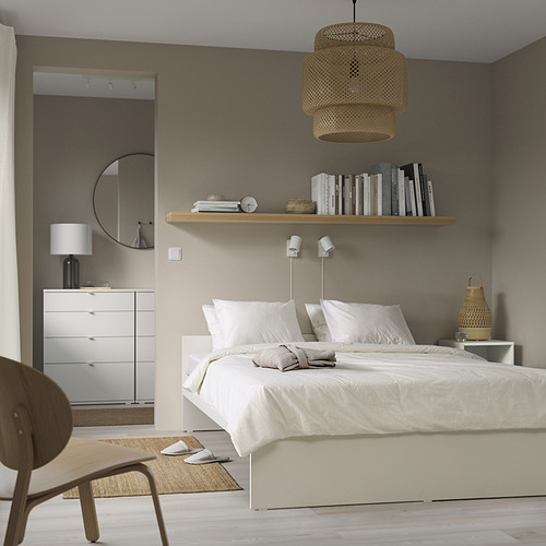 Dormitorio minimalista con cama VIHALS, cabecero de nido de abeja, lámpara tejida, tocador, silla y alfombra.