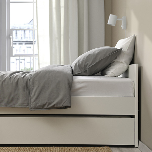 Estructura de cama con nido, diseño limpio, incluye somier de láminas.