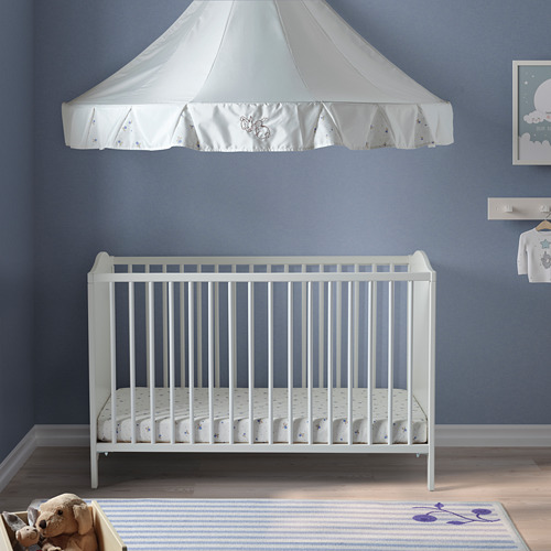Cuna para bebés: SMÅGÖRA blanco, madera, toldo de lona, sábana bajera, colchoneta blanda, juguetes. Acogedor y compacto.