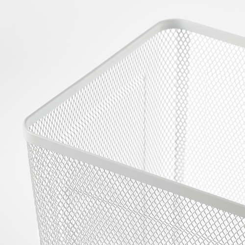 Primer plano de una papelera de malla blanca. Construcción metálica robusta y bordes lisos y redondeados.
