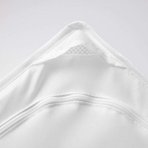 Primer plano del estuche de almacenamiento SKUBB hecho de poliéster reciclado texturizado blanco, con costuras duraderas y malla de ventilación.