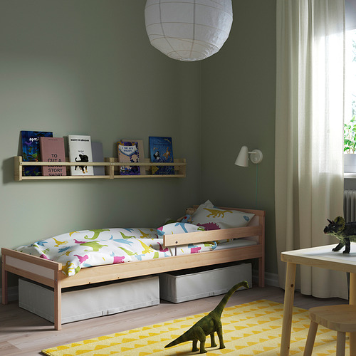 Dormitorio infantil con cama SNIGLAR verde, sábanas de dinosaurio, estructura de madera, baja al suelo, tamaño de cama pequeño.