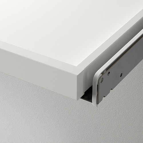Primer plano de un organizador de armario moderno y bien hecho que muestra metal elegante y materiales resistentes.