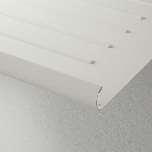 Estante metálico blanco con detalles de borde precisos y acabado limpio, extremo suavemente enrollado.