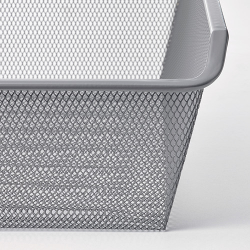 Cesta de almacenamiento de malla plateada con patrón de diamantes, ideal para organizar ropa y accesorios.