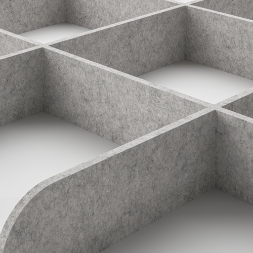 Estantes de almacenamiento modulares grises dispuestos en una configuración limpia y organizada, ideales para uso doméstico o de oficina.