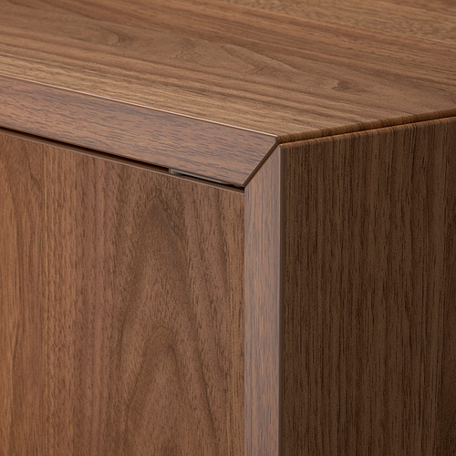 Esquina de gabinete de madera oscura, superficie pulida, detalle de grano fino, artesanía robusta.