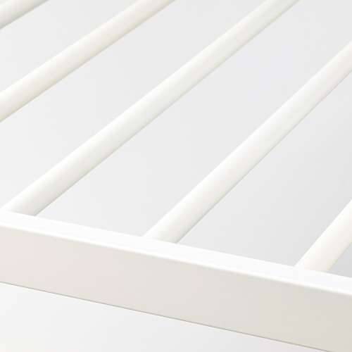Detalle de percha de pantalón blanco, revestimiento liso, diseño robusto.