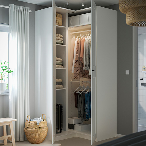 Armario moderno y organizado con ropa colgada y estantes, incluyendo luces interiores y estantes ajustables.