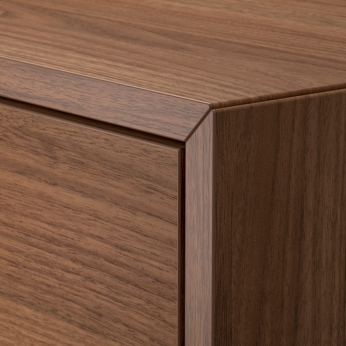 Acabado de vetas de madera de alta calidad en esquina de muebles modernos.