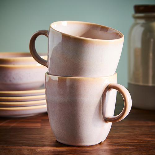 Dos tazas rústicas apiladas sobre una mesa de madera. Perfecto para café o té, con un diseño simple y un esmalte artesanal único.