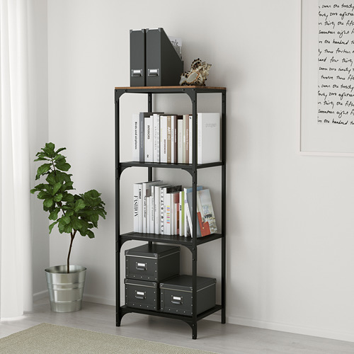 Estantería moderna de metal y madera con almacenamiento, que sostiene libros, artículos decorativos y tiene pies ajustables para mayor estabilidad.